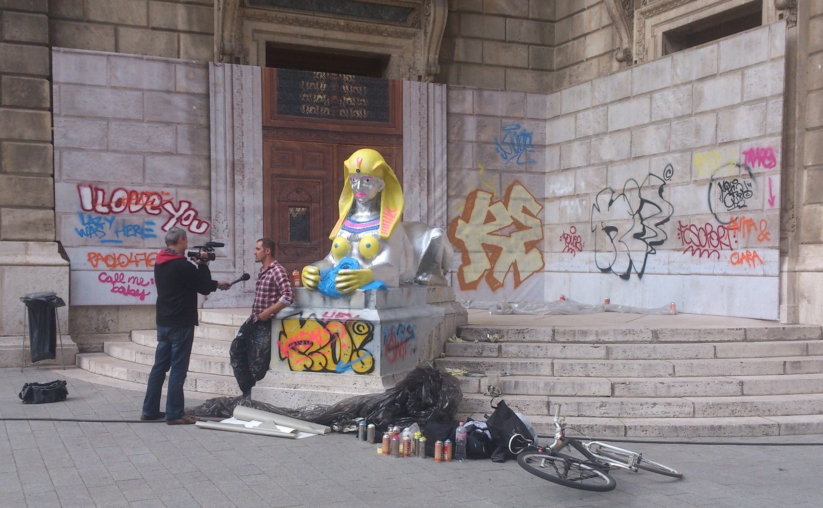 Illustration for article titled Kortárs festőművészek alakították át az Operaház egyik szfinxét – FRISSÍTVE