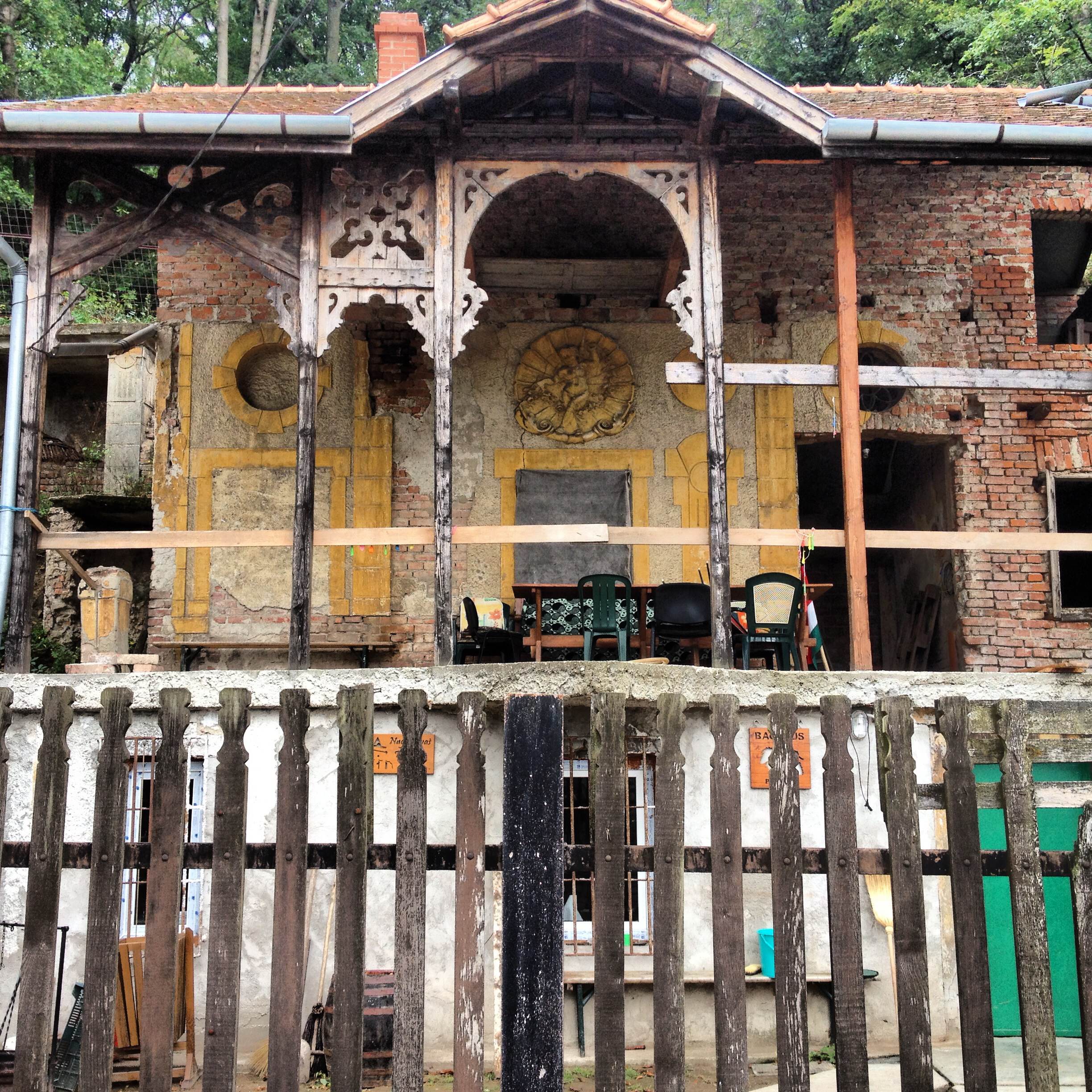 Illustration for article titled Elmentem partizni Miskolc titkos bulinegyedébe