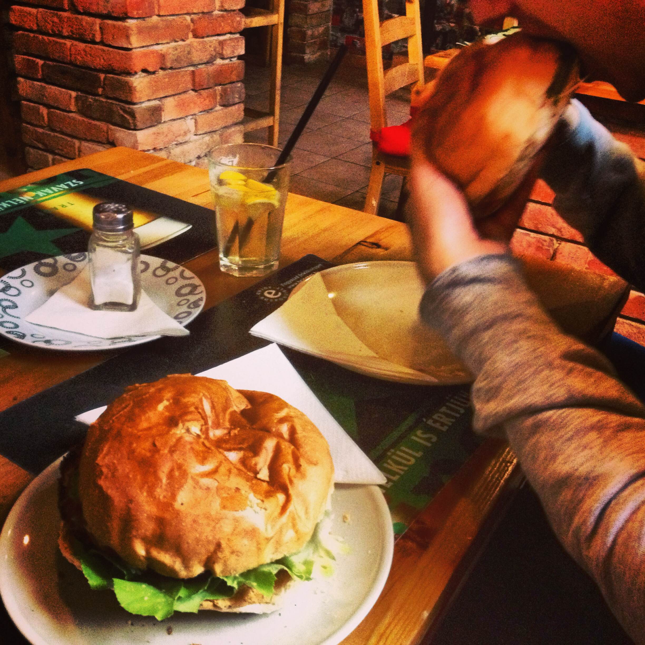 Illustration for article titled Elmentem partizni Miskolc titkos bulinegyedébe