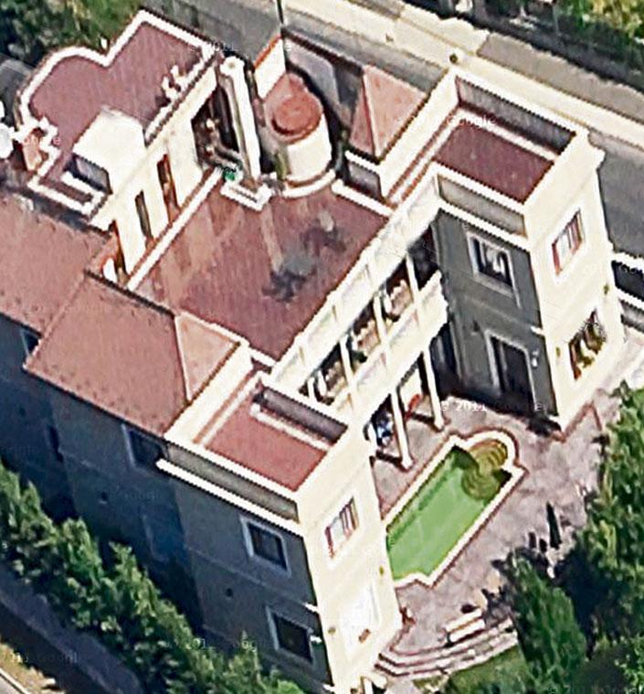 Illustration for article titled A szexasztalos hatalmas házában laknak Andy Vajnáék