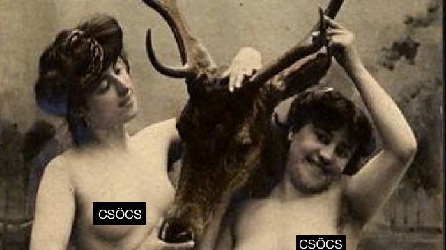 Levágott szarvasfejjel pózolnak a meztelen nők (18+)