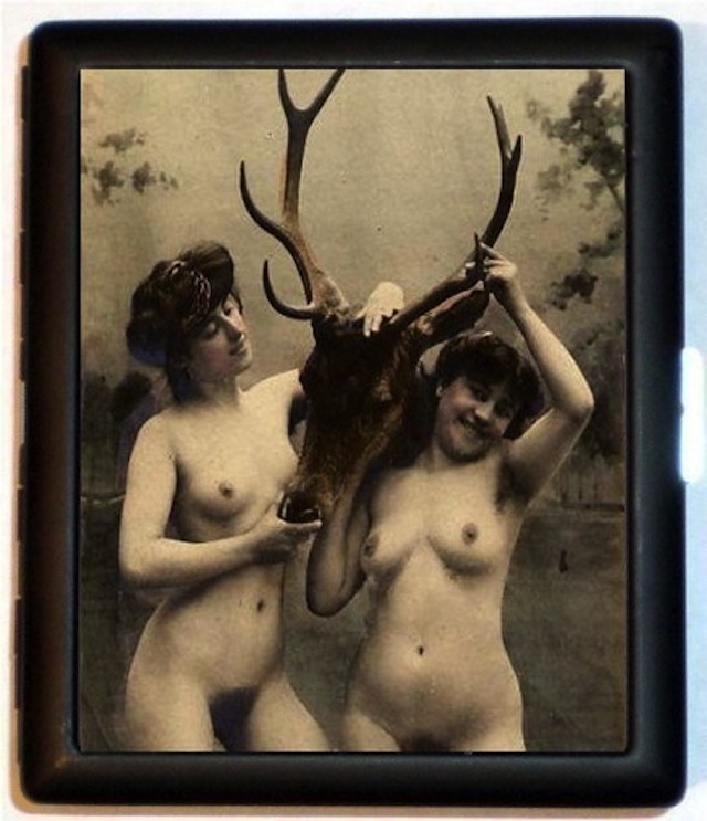 Illustration for article titled Levágott szarvasfejjel pózolnak a meztelen nők (18+)