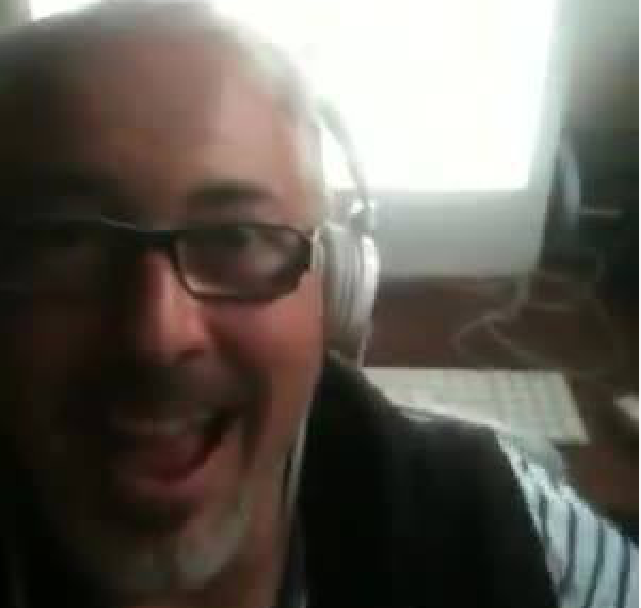 Hajós András a Facebookon, rövid videókkal neveli a gyerekét