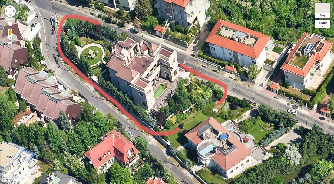 Illustration for article titled A szerény Vajnáné egy kis kertecskében kucorog