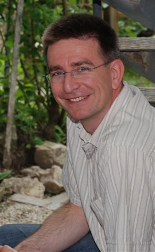 Illustration for article titled Szőcs Géza helyett inkább egy bibós Fidesz-ősalapító lett az OSZK vezetője