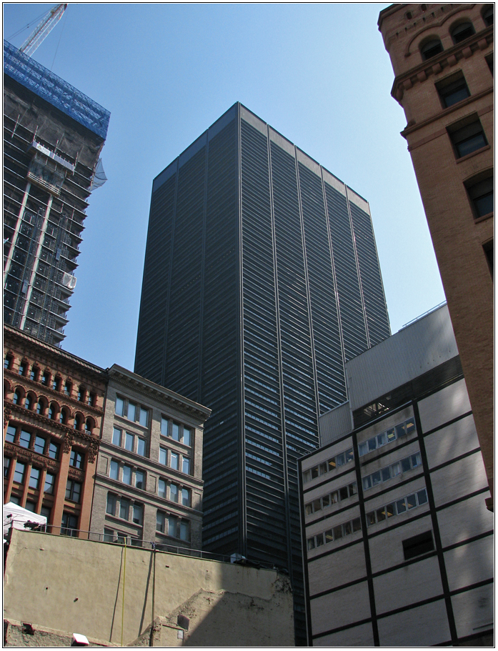 Illustration for article titled Ilyen furcsán nézett ki a világ legmagasabb lebontott felhőkarcolója