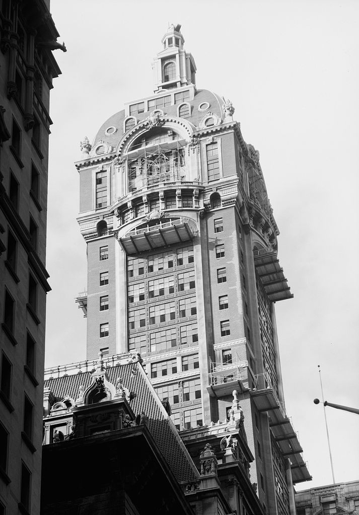 Illustration for article titled Ilyen furcsán nézett ki a világ legmagasabb lebontott felhőkarcolója