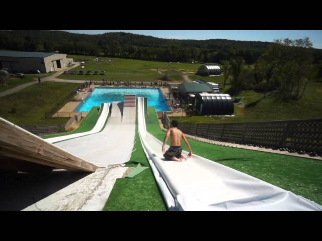 Nyárra ilyet akarok Magyarországra! Óriás vízi csúszda óriás ugratóval