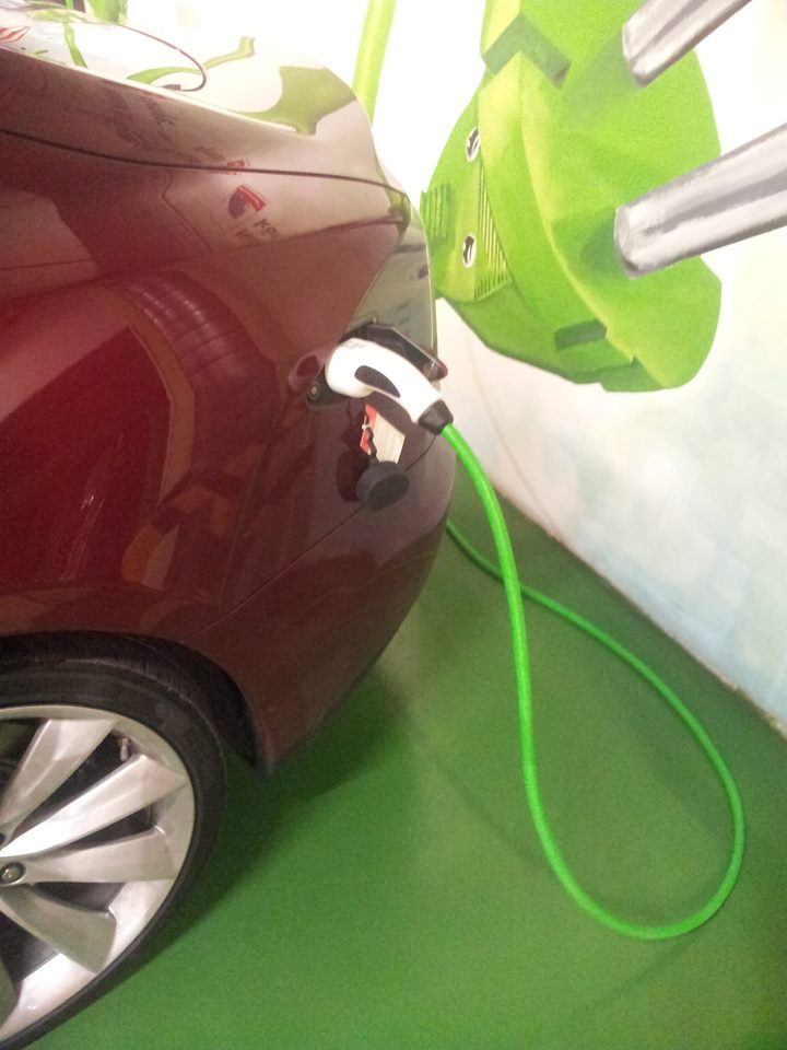 Illustration for article titled Megtaláltuk az első magyart, akinek Tesla Model S sportkocsija van