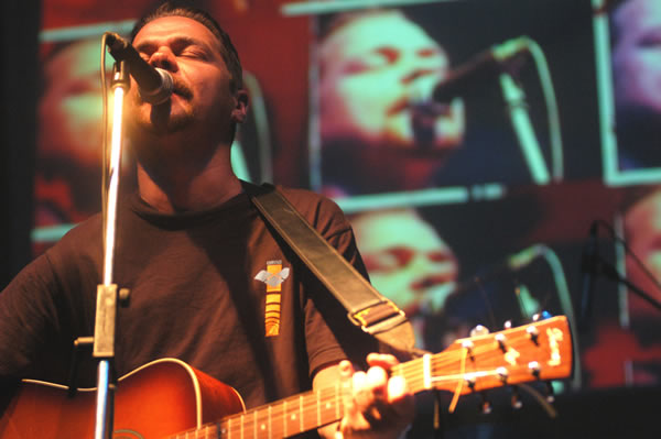 Meghalt Őzike, a Vidámpark énekese