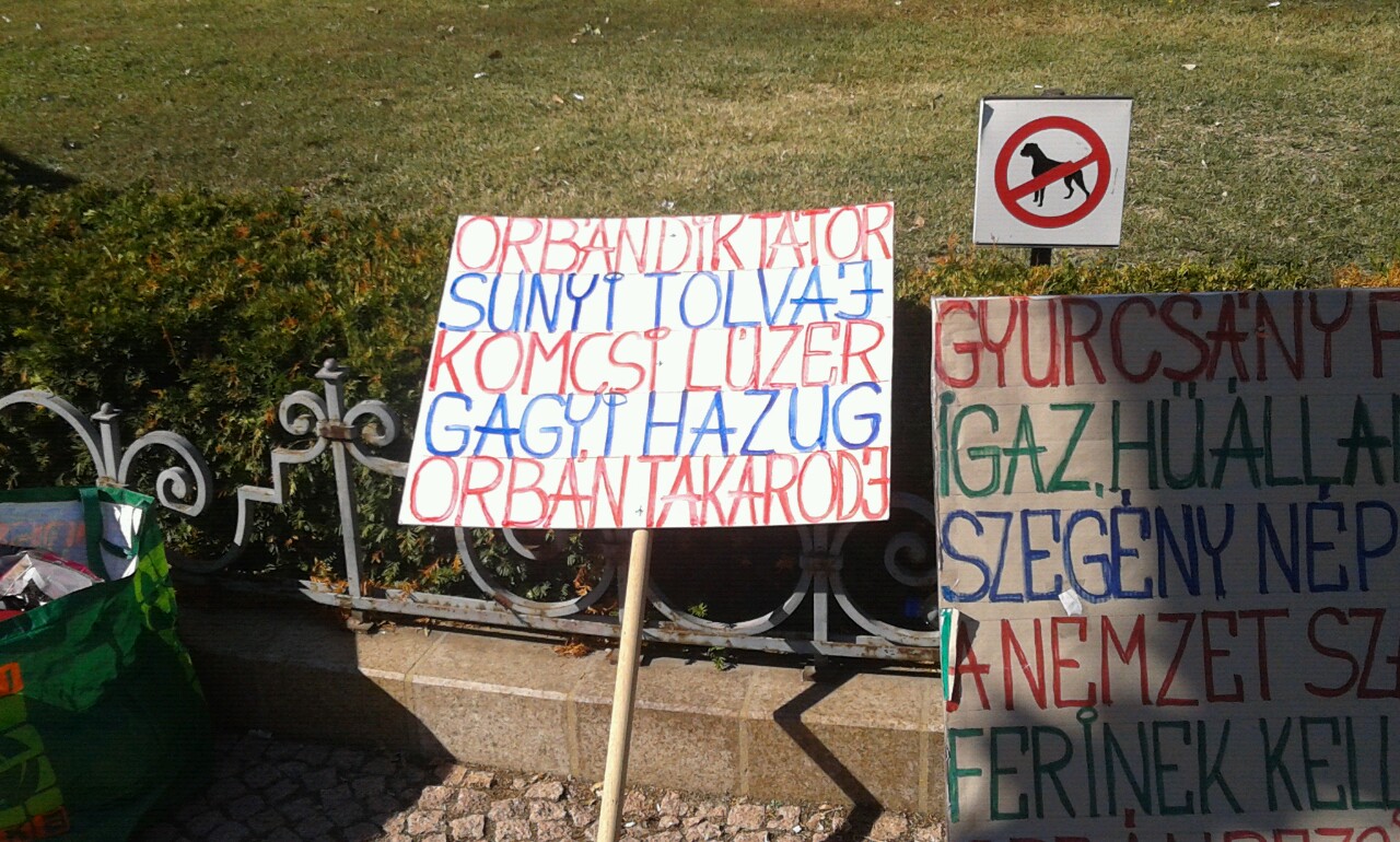 Illustration for article titled Rogán Antal nem felejtünk / Szar Tóni vagy / Nem Szent Antal