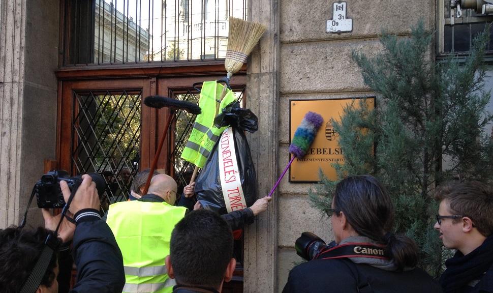 Illustration for article titled Mini-Orbán és Mécs Imre - a mai tanártüntetés képekben