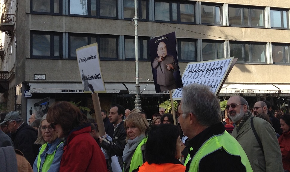 Illustration for article titled Mini-Orbán és Mécs Imre - a mai tanártüntetés képekben