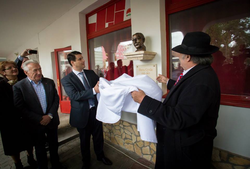 Illustration for article titled Olyan nincs, hogy egy képet sem teszek ki a Horn Gyula-szoborról