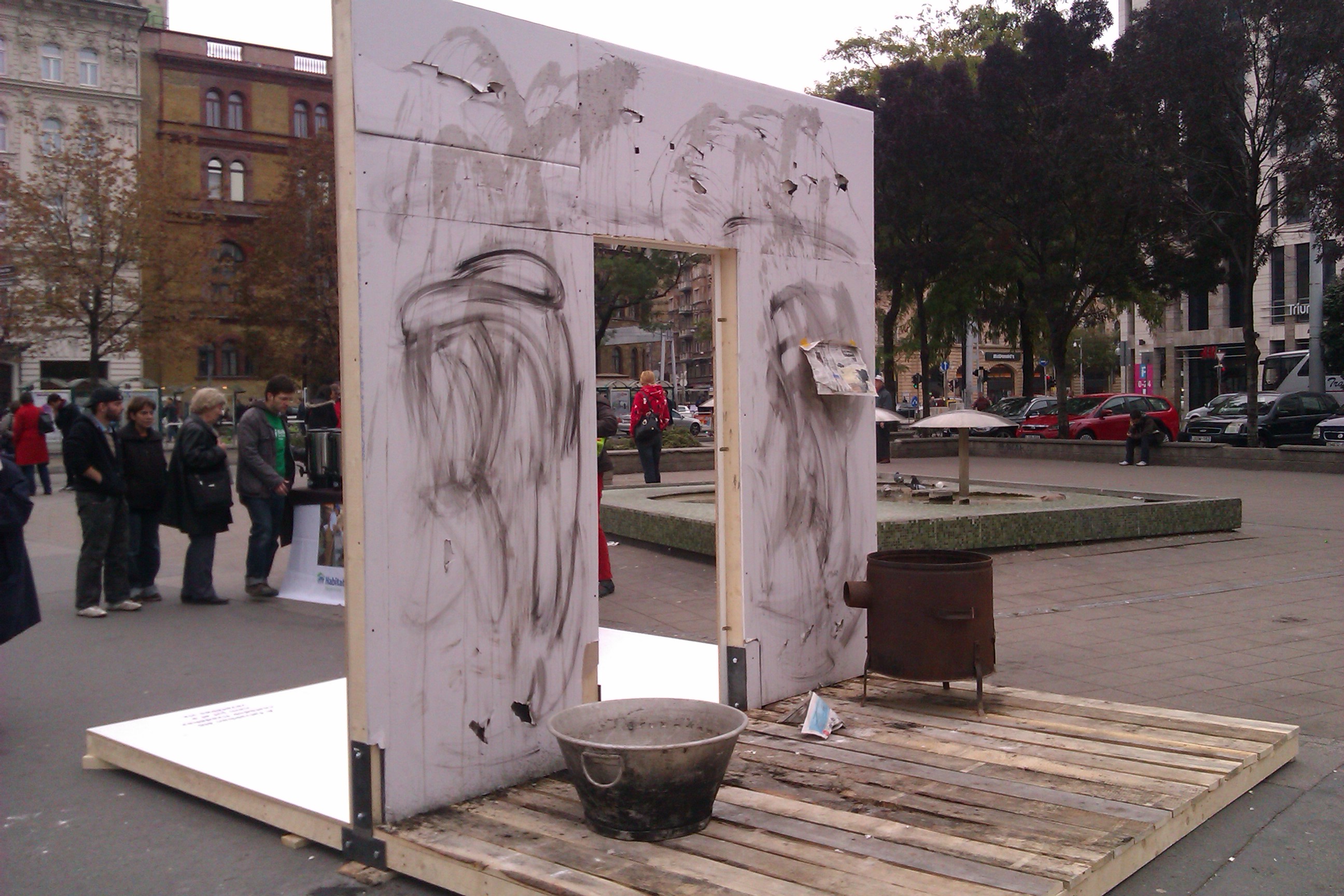 Mi ez a furcsa kályhás-vájlingos installáció a Blahán?