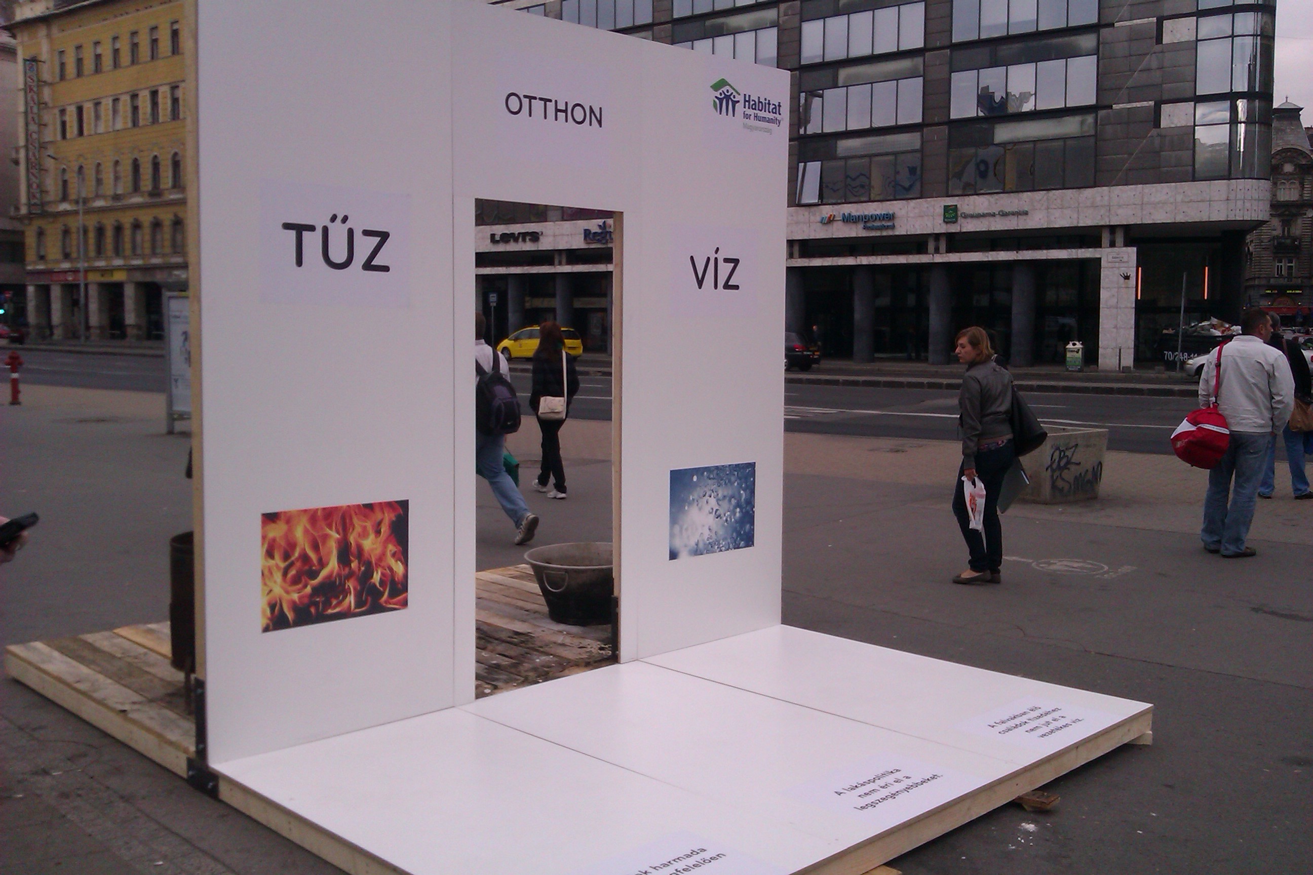 Illustration for article titled Mi ez a furcsa kályhás-vájlingos installáció a Blahán?