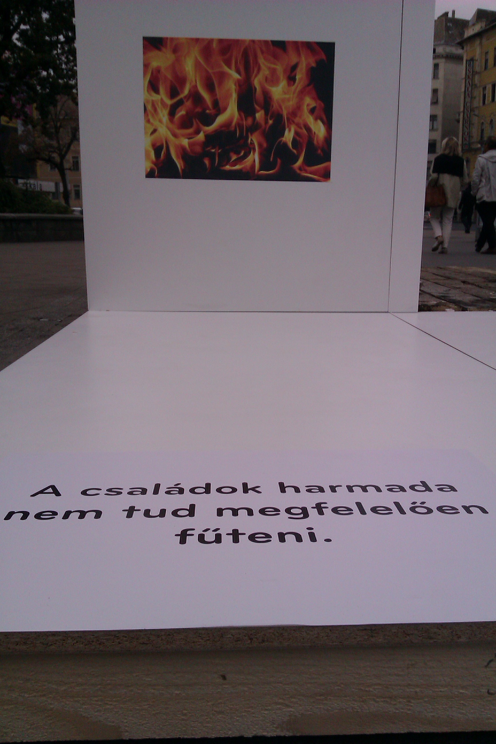 Illustration for article titled Mi ez a furcsa kályhás-vájlingos installáció a Blahán?