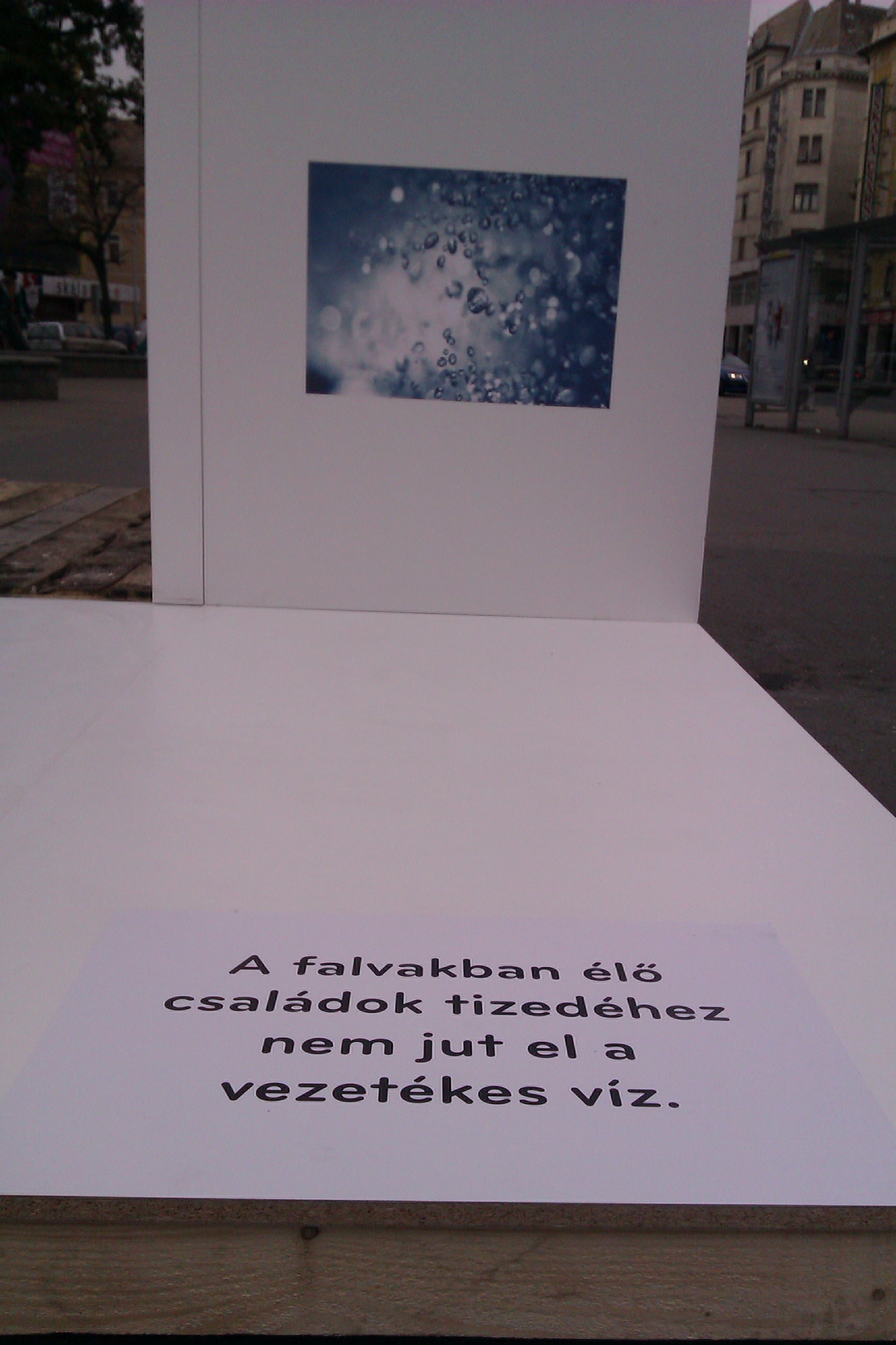 Illustration for article titled Mi ez a furcsa kályhás-vájlingos installáció a Blahán?