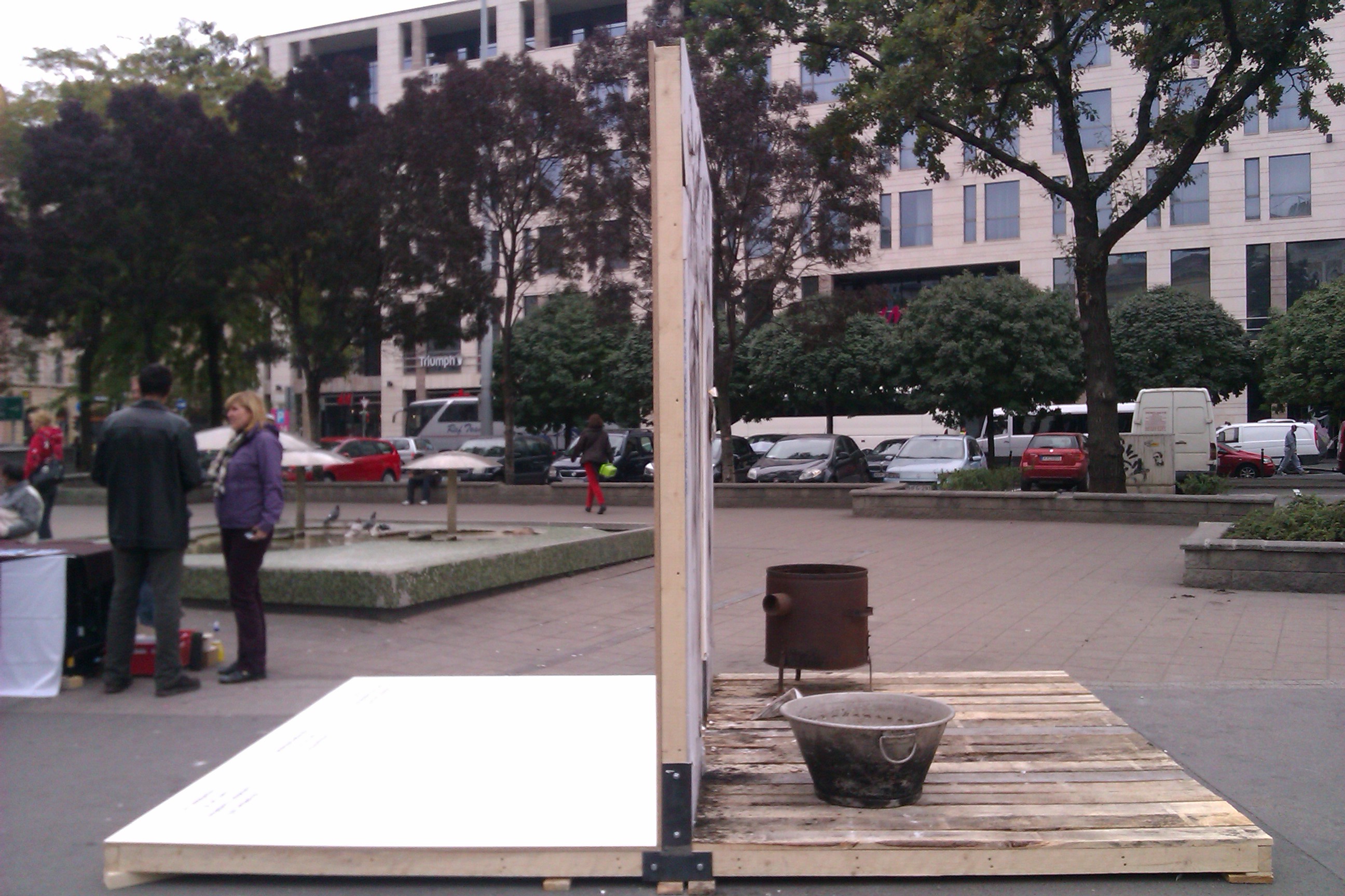 Illustration for article titled Mi ez a furcsa kályhás-vájlingos installáció a Blahán?