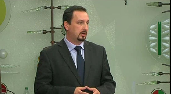 Anyjukat is eladnák a fiatal magyar politikusok, a társaikat főleg