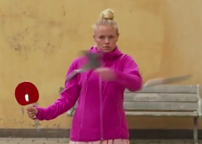 Illustration for article titled Ügyesek a konyhakéssel pingpongozók, de még ügyesebb a videósuk