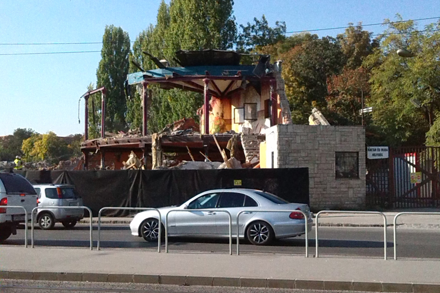 Illustration for article titled Porban fuldoklik a Nagyvárad tér. Kösz, Ludovika!