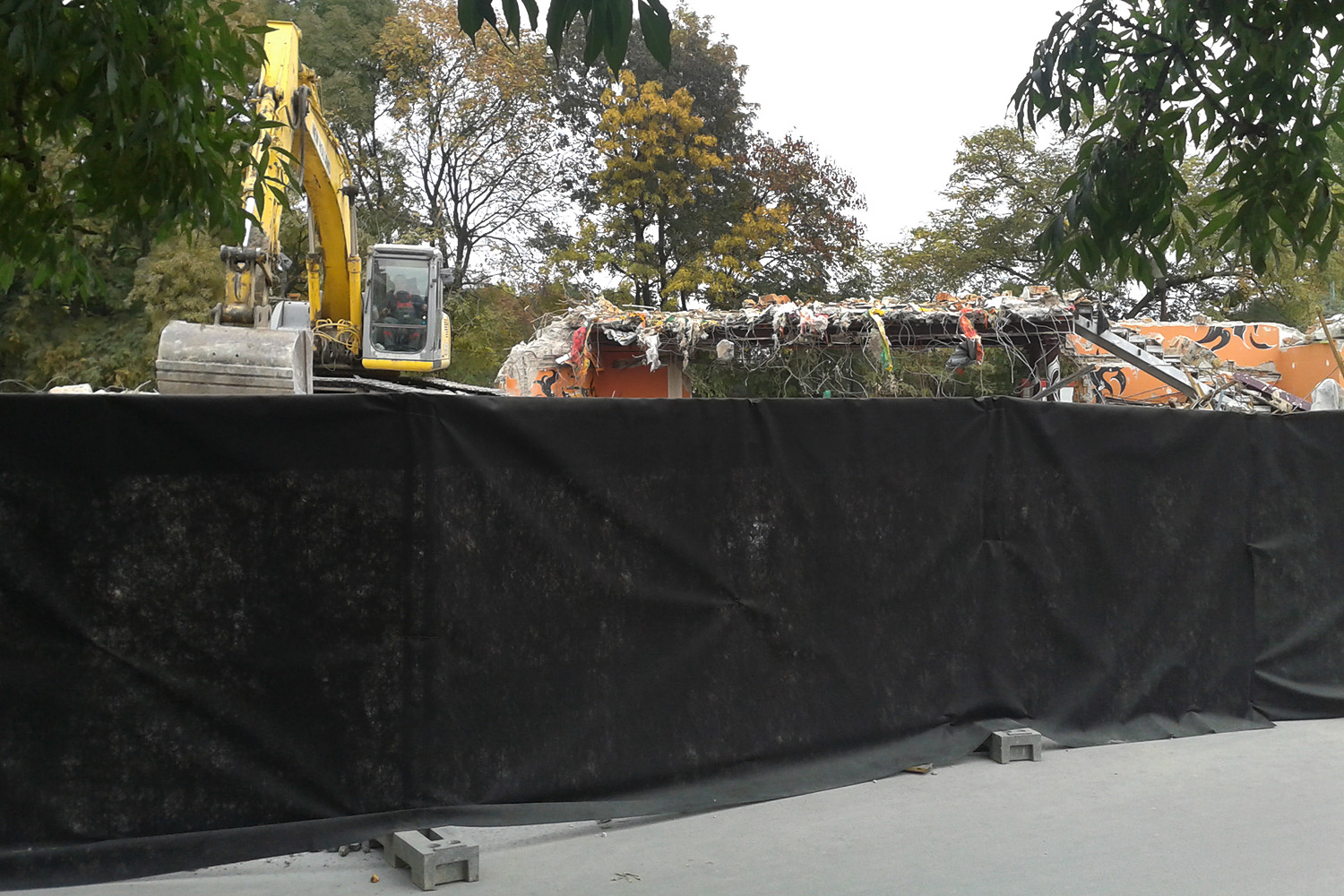 Illustration for article titled Porban fuldoklik a Nagyvárad tér. Kösz, Ludovika!