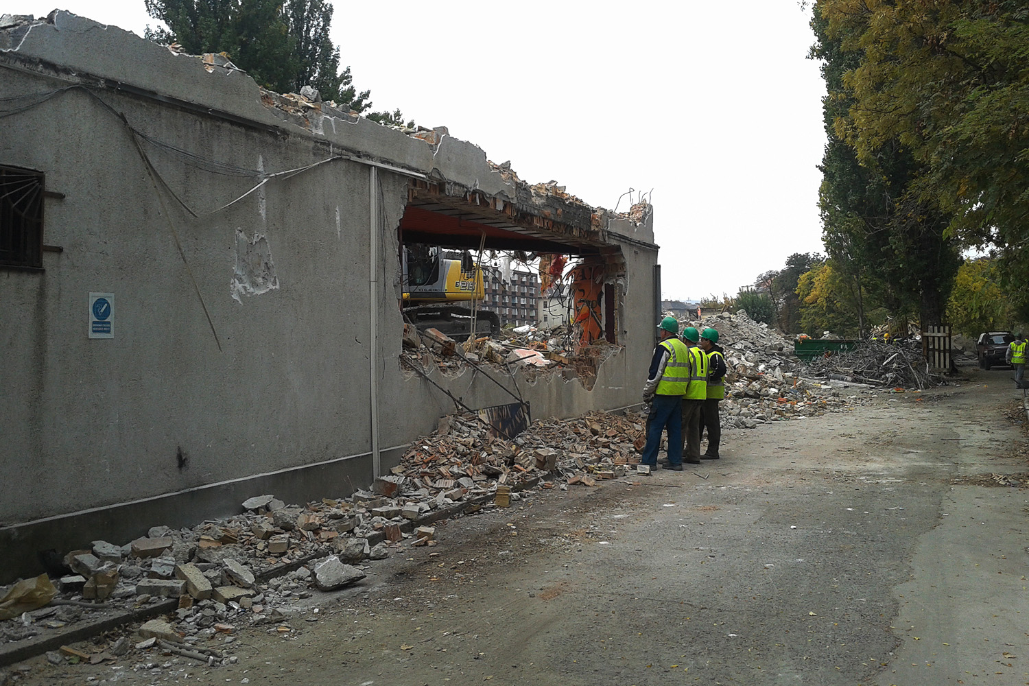 Illustration for article titled Porban fuldoklik a Nagyvárad tér. Kösz, Ludovika!