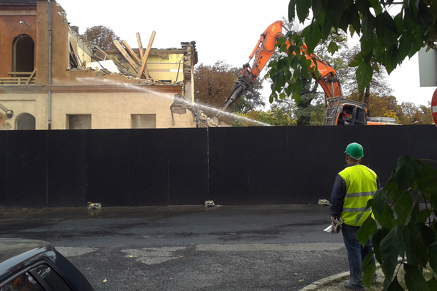 Illustration for article titled Porban fuldoklik a Nagyvárad tér. Kösz, Ludovika!