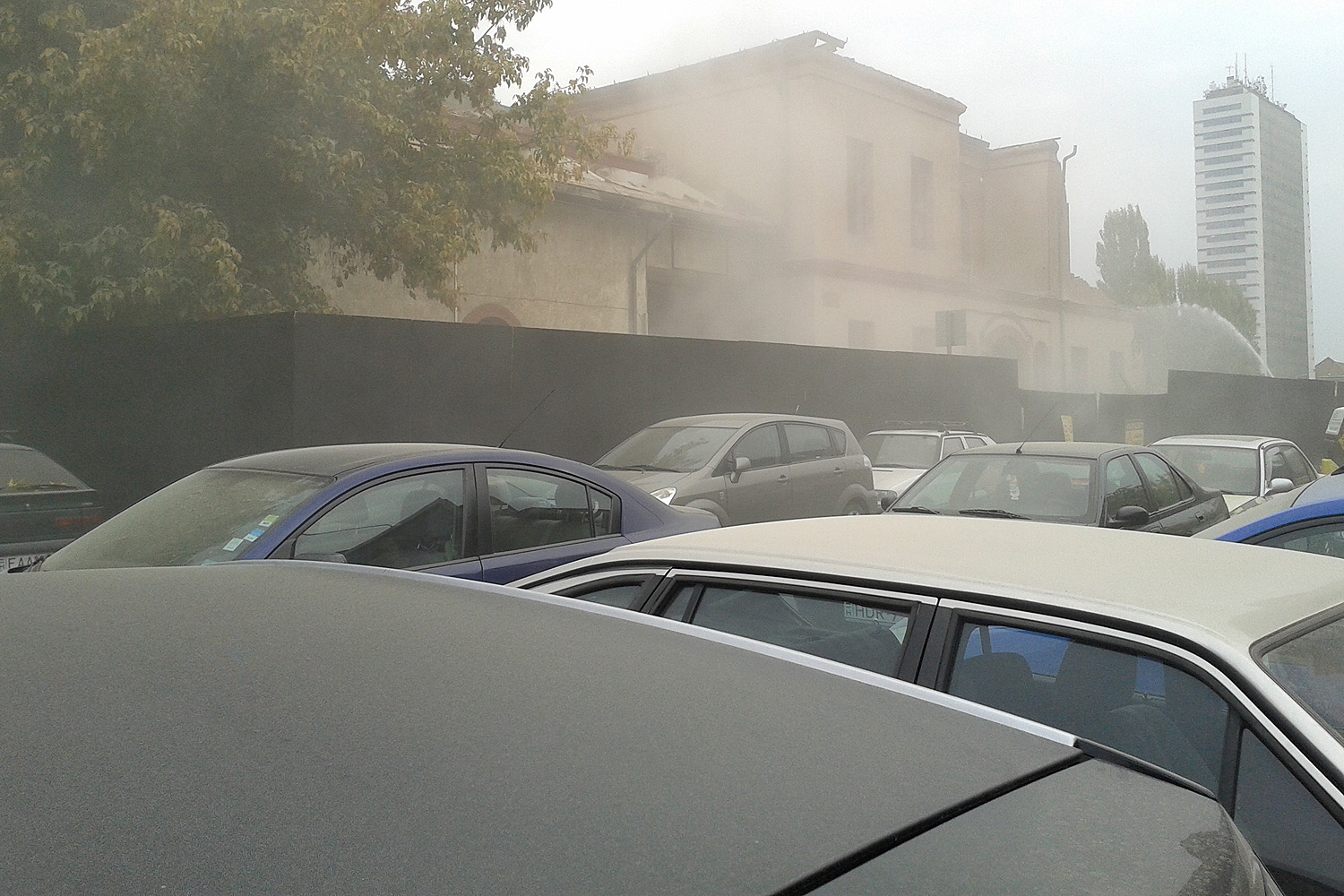 Illustration for article titled Porban fuldoklik a Nagyvárad tér. Kösz, Ludovika!