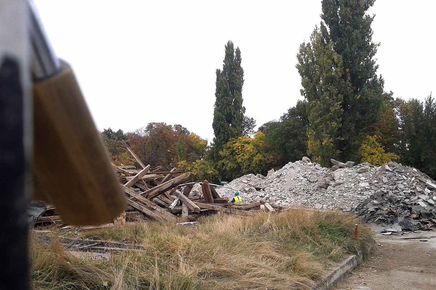 Illustration for article titled Porban fuldoklik a Nagyvárad tér. Kösz, Ludovika!