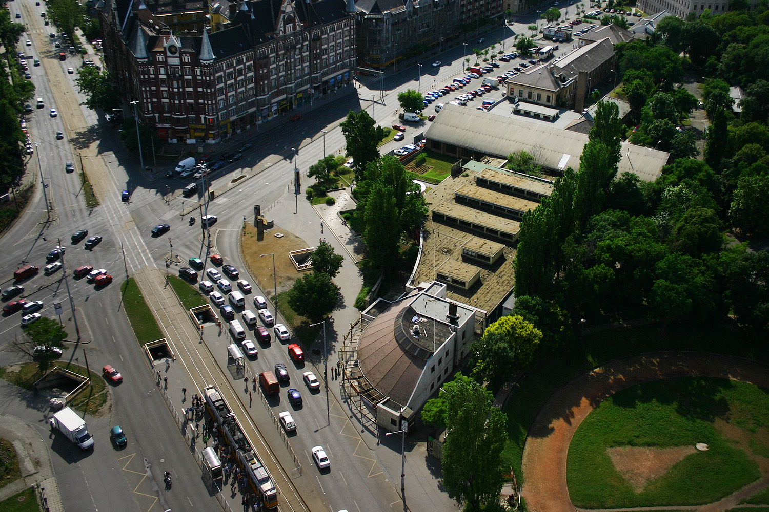 Illustration for article titled Porban fuldoklik a Nagyvárad tér. Kösz, Ludovika!