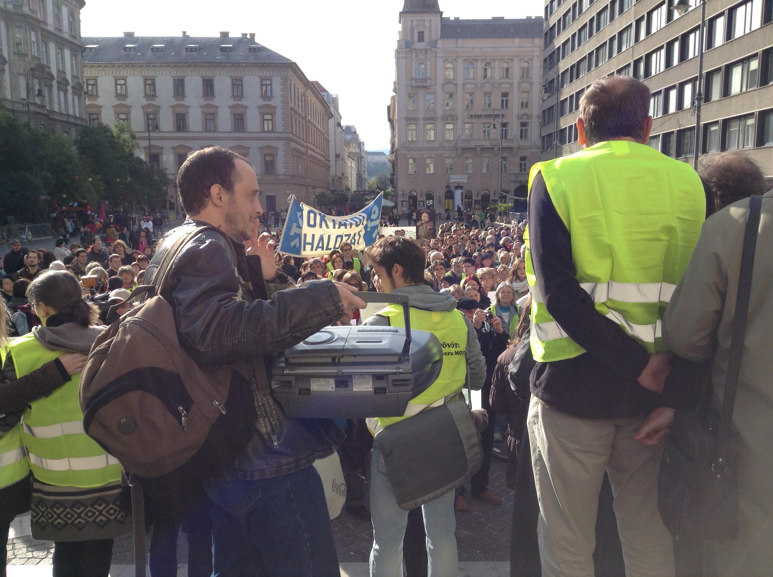 Hoffmann Rózsát kukába! - Élőben a tanárfelvonulásről