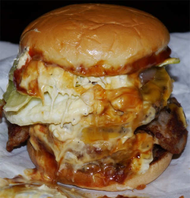 Illustration for article titled Itt a mindentbele japán hamburger: a képen ijesztő, az életben undorító