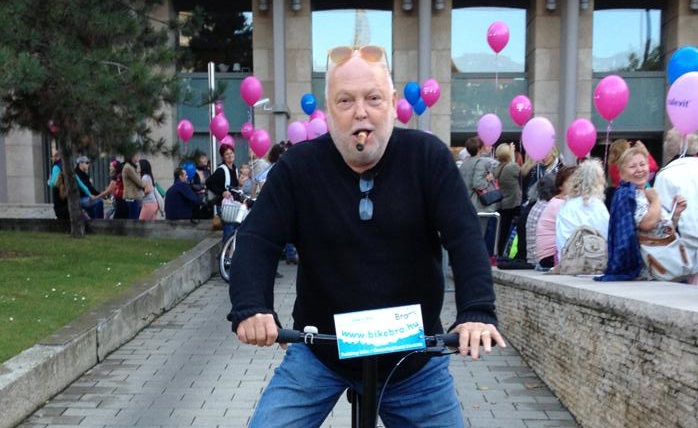 A mellrák ellen szivarozva bringázó Andy Vajna az új hősöm