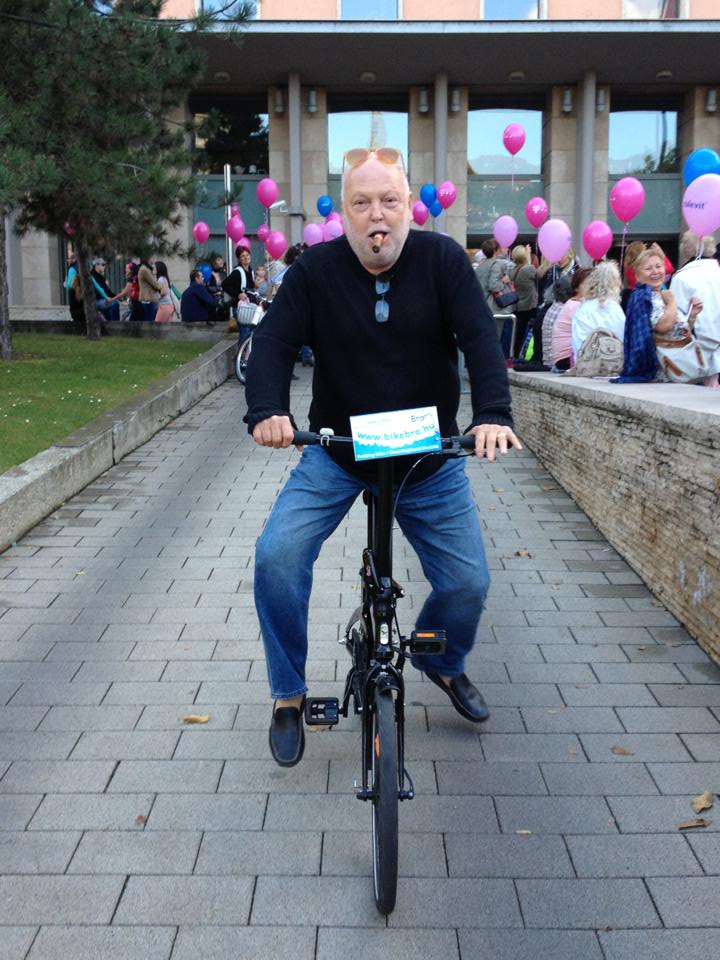 Illustration for article titled A mellrák ellen szivarozva bringázó Andy Vajna az új hősöm