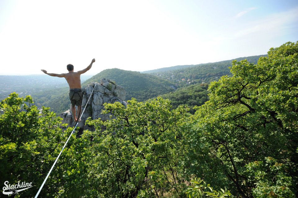 Budapest vakmerő kötéltáncosairól ír a Daily Mail