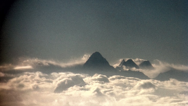 Illustration for article titled Ilyenek a világ legmagasabb hegyei az ablakból