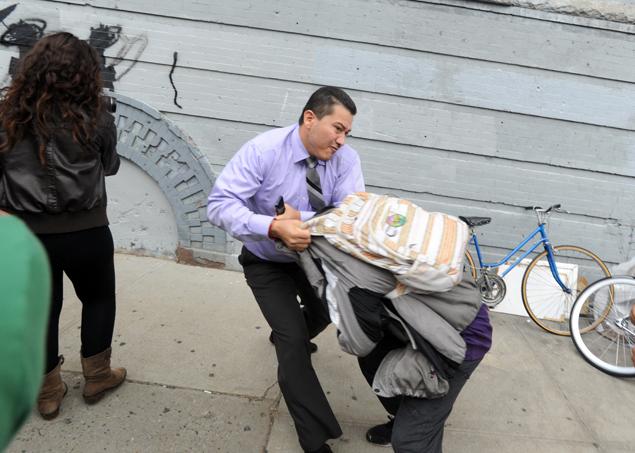 Házmesterkedés biturbó egy Banksy-kép épségéért