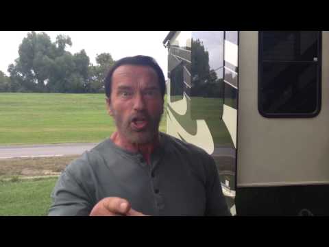 Cukiság extra: Schwarzenegger újra kamerába mondta a híres mondatait