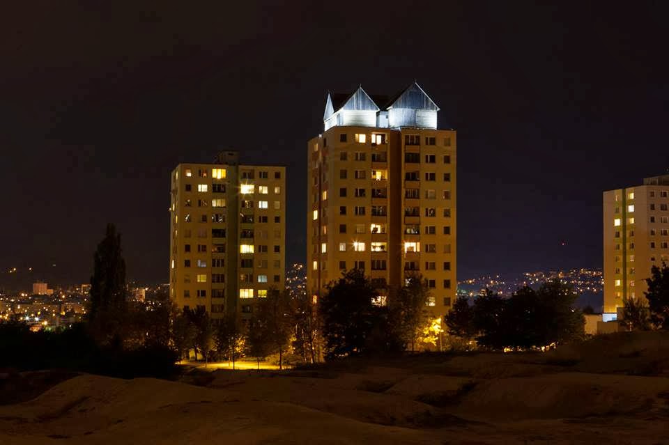 Illustration for article titled Pajtákat emelt a művész a panelok tetejére