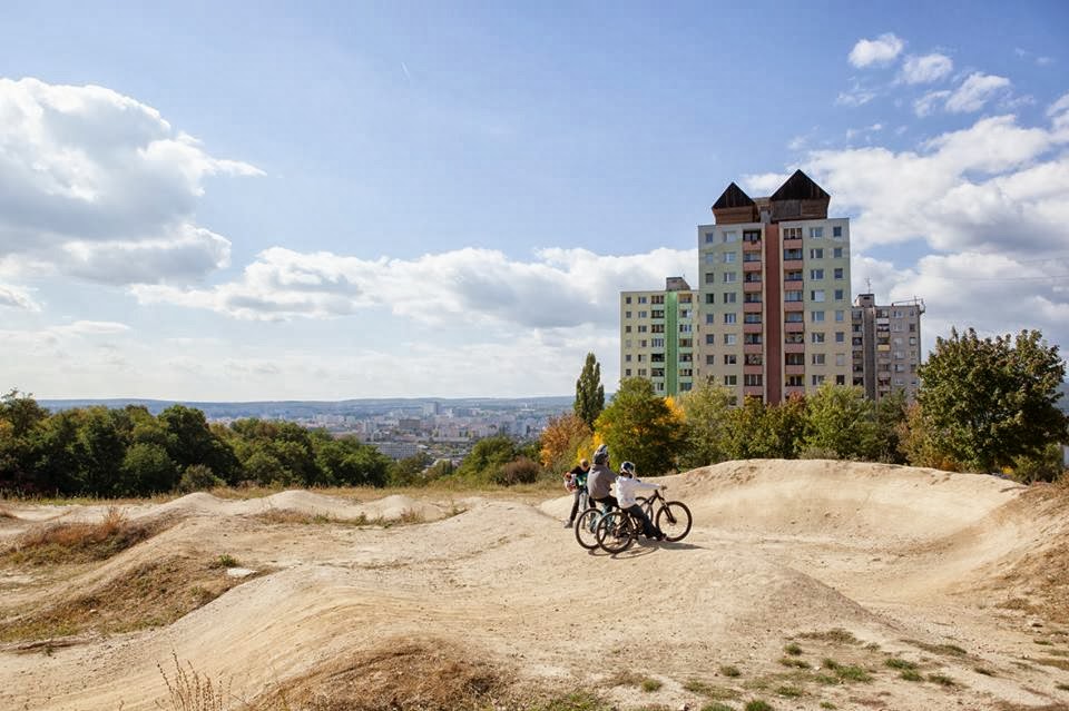 Illustration for article titled Pajtákat emelt a művész a panelok tetejére