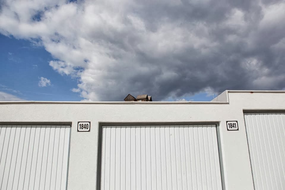 Illustration for article titled Pajtákat emelt a művész a panelok tetejére