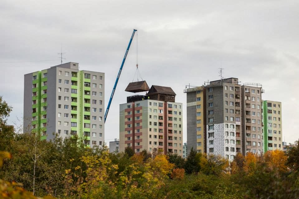Pajtákat emelt a művész a panelok tetejére