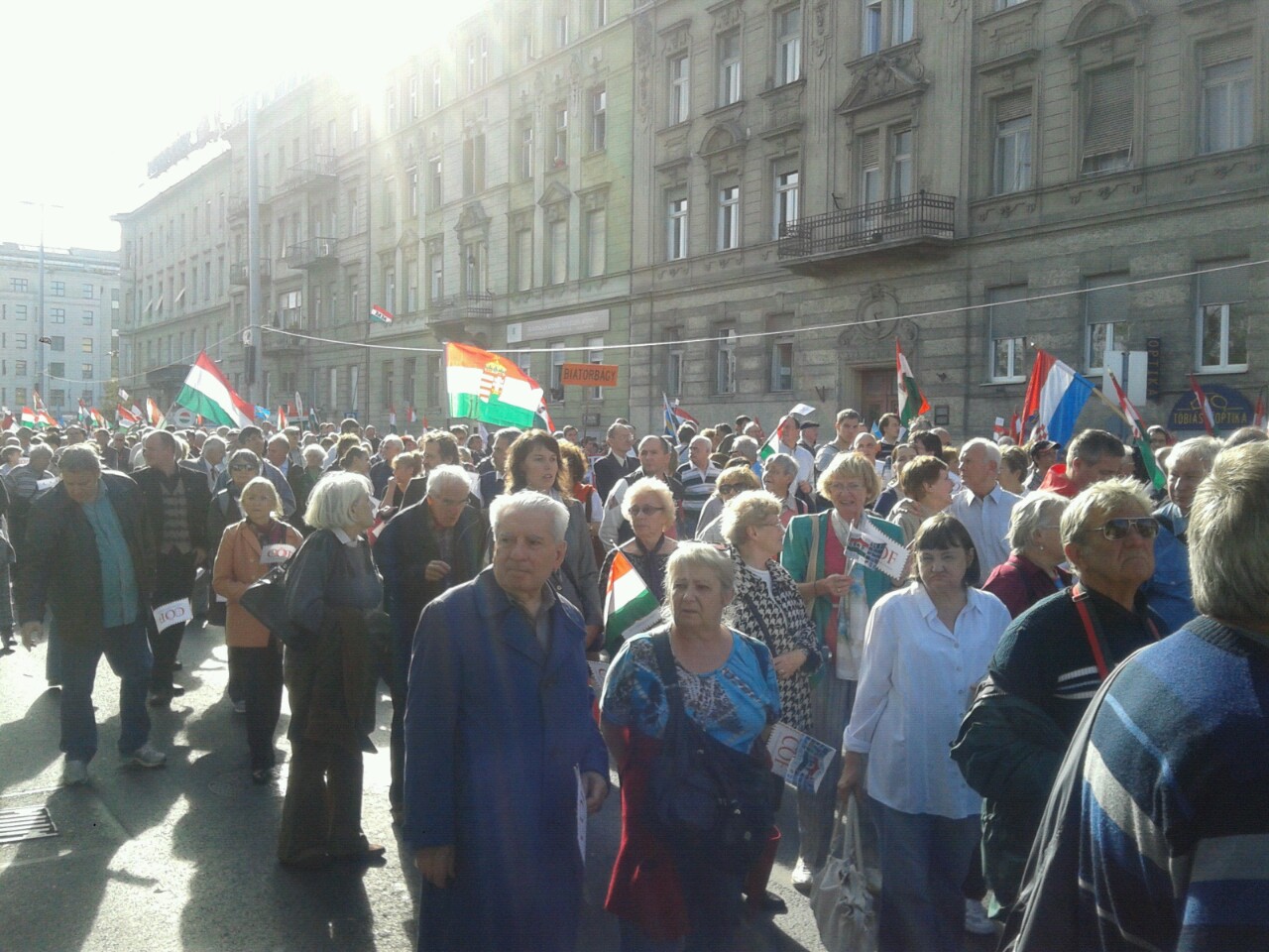 Szily László megérkezett a Békemenetre félmeztelen nőket lesni