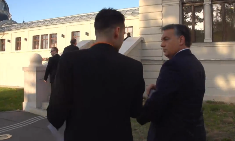 Illustration for article titled Egymillió angyal járult Orbán Viktor színe elé