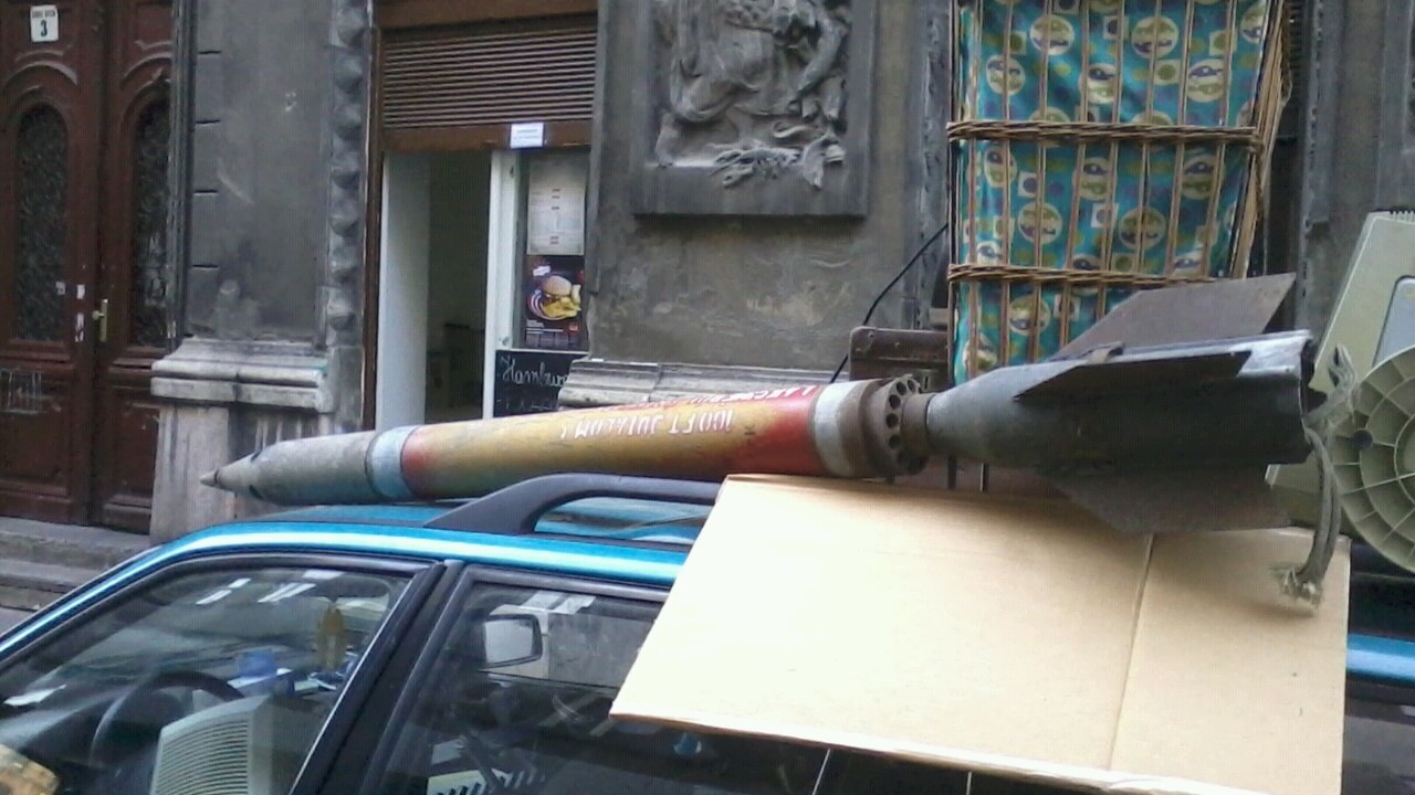 Sanyi, hozd a lomisjárgányt, itt áll egy rakéta!