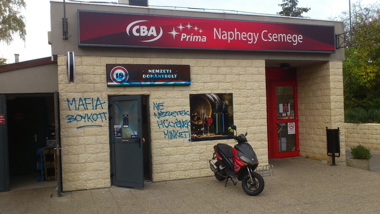 Kik fújják össze a budai nemzeti dohányboltokat?