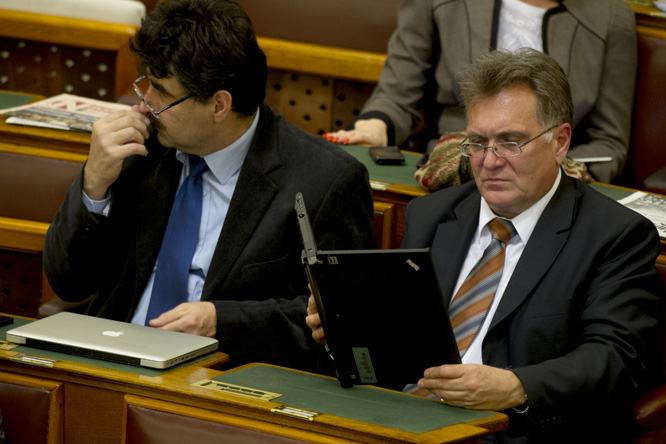 Forradalmi laptophasználaton érték a fideszes parlamenti frakciót