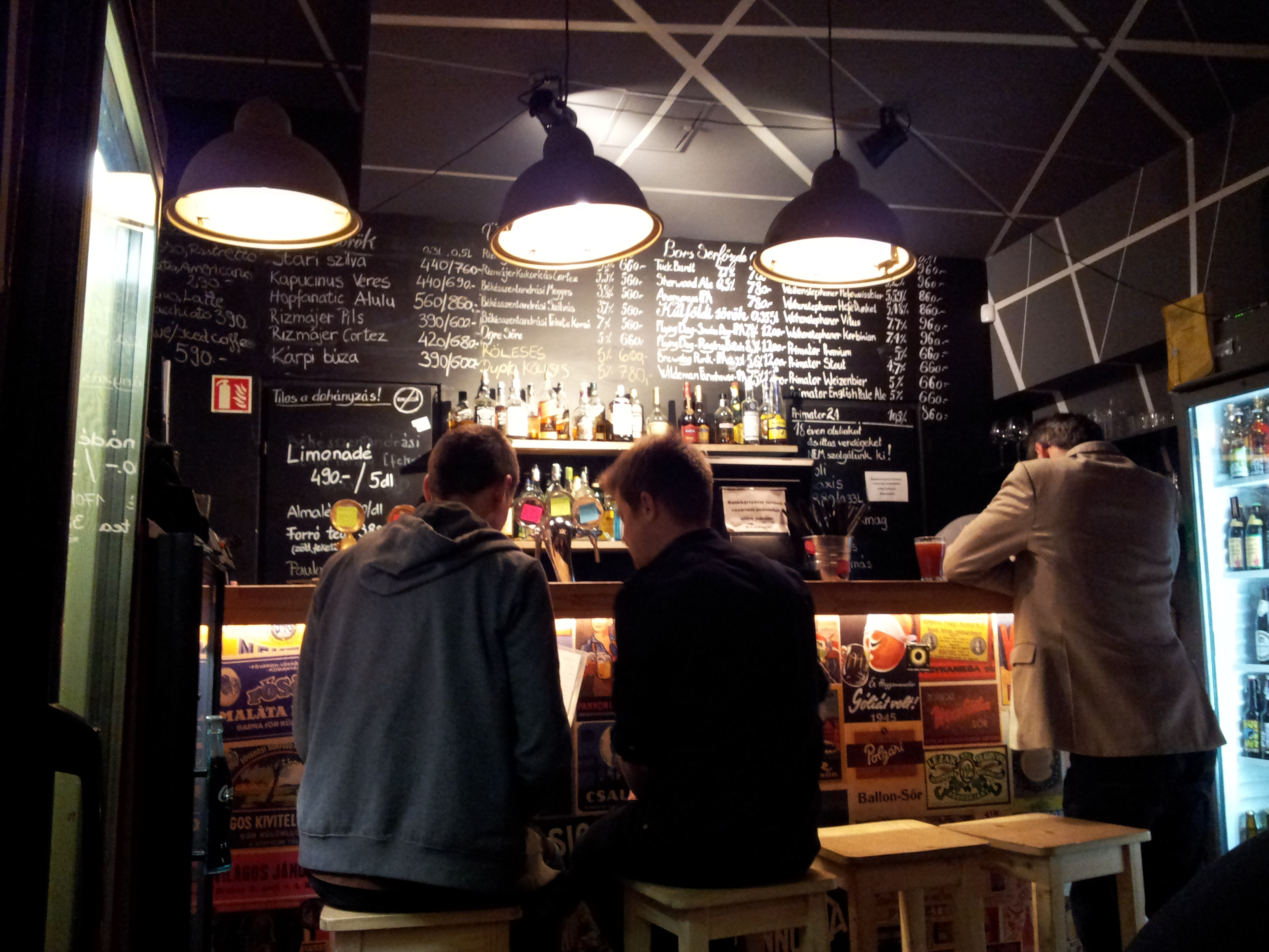 Hé romkocsmárosok! A kréta és a tábla nem dizájnelem